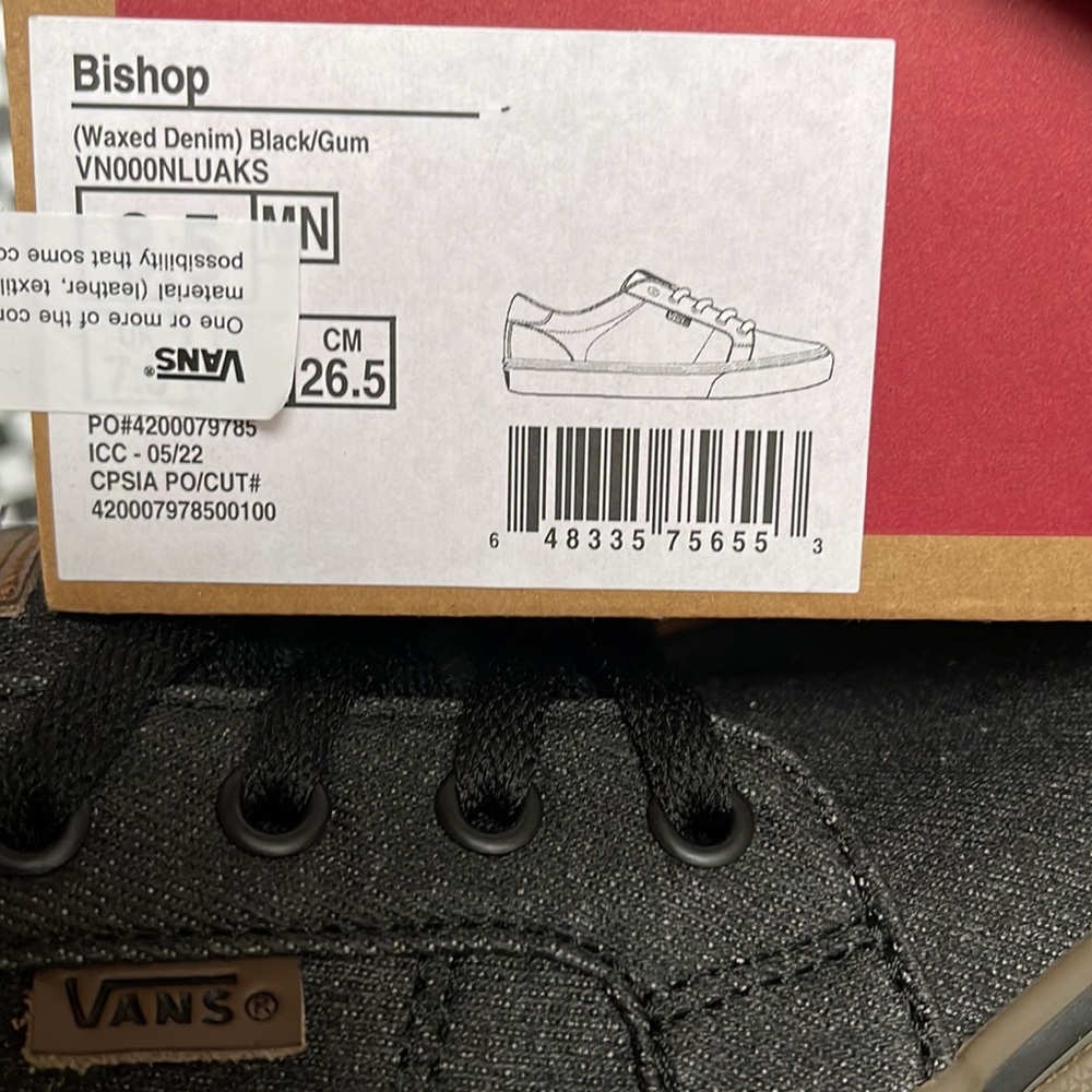 Vans Men’s Bishop
(Waxed Denim) Black/Gum
VN000NLUAKS
Sneakers - Picture 16 of 16